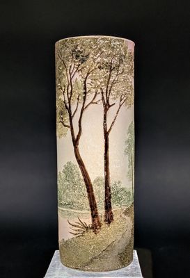 un vase sur lequel figure l'image d'un arbre
