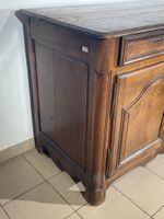 Buffet bas en noyer mouluré de réserves, ouvrant à deux tiro… (photo 5)