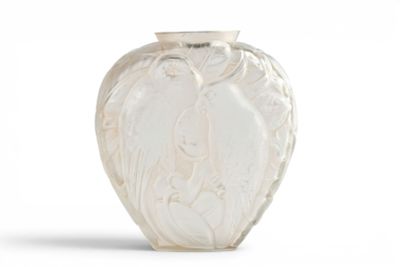 un vase en verre orné d'un motif blanc