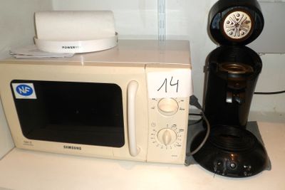 un micro-ondes et une cafetière posés sur un plan de travail