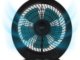 un ventilateur posé sur une table
