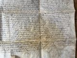 une feuille de papier sur laquelle il y a quelque chose d'écrit, posée sur une table en bois