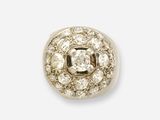 une image d'une paire de boucles d'oreilles en diamant sur fond blanc