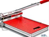 un gros plan d'un coupe-papier muni d'une poignée rouge