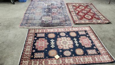 1 tapis laine et soie (220 x 160 cm) + 2 tapis en laine (179…