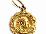 gros plan d'une médaille d'or sur fond blanc