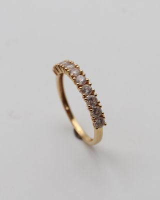 une bague en or ornée de trois diamants