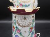 gros plan d'une tasse et d'une soucoupe sur une table