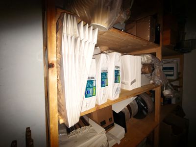 une étagère en bois sur laquelle sont posées plusieurs serviettes