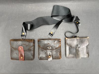 trois morceaux de cuir sont suspendus à un plateau en métal