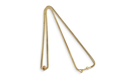 un collier en or avec une chaîne sur fond blanc