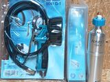 un kit comprenant un tuyau, un pistolet pulvérisateur et une bouteille d'eau