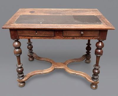 une vieille table en bois avec un plateau en marbre et des pieds en bois