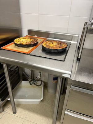 deux tartes posées sur une table dans la cuisine