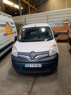 une camionnette blanche garée dans un garage