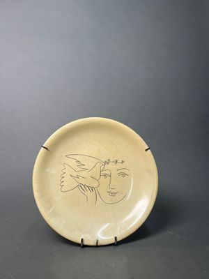 une image représentant une assiette sur laquelle est dessiné un oiseau