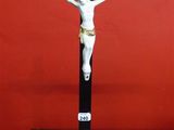 une statue de Jésus sur une croix posée sur une table