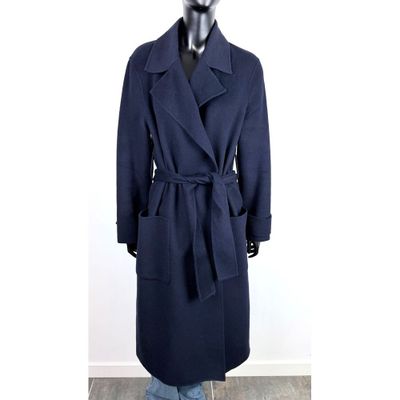 Ce manteau est en laine et comporte une ceinture à la taille.