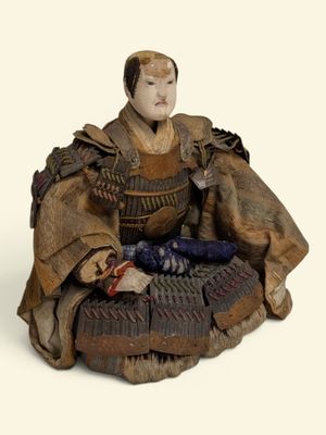 statue d'une femme en kimono assise par terre