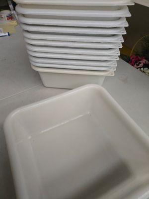 une pile d'assiettes blanches posée sur une table