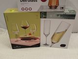 trois verres à vin posés sur une table l'un à côté de l'autre