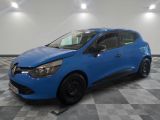 une voiture bleue garée dans un garage au sol en damier