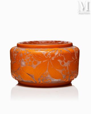 vase orange et argenté orné d'un motif floral sur fond blanc