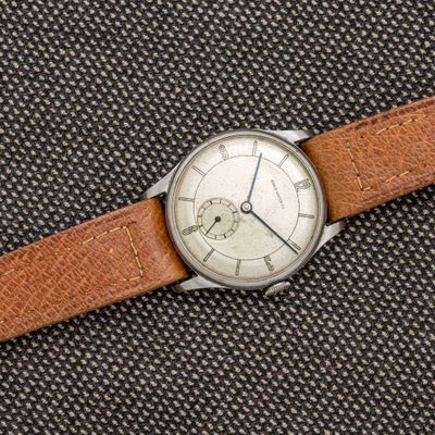 Gros plan sur une montre avec un bracelet en cuir marron