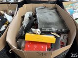 une boîte en carton remplie d'objets divers empilés les uns sur les autres