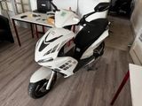 un scooter garé dans une pièce