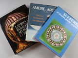 trois livres superposés sur une table
