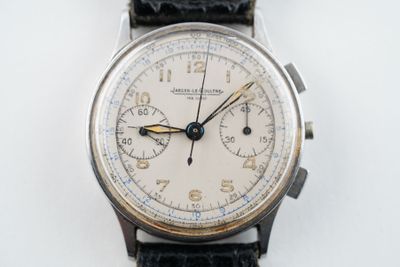 une montre posée sur une surface blanche