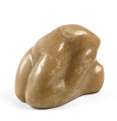 une sculpture représentant un rocher posé sur une surface blanche