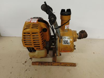 une photo d'une petite pompe posée sur un plancher en bois
