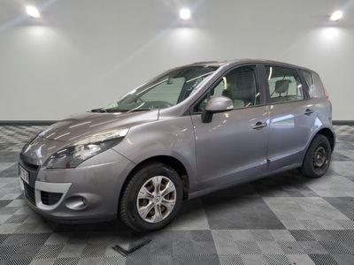 la photo d'une voiture argentée garée dans un garage