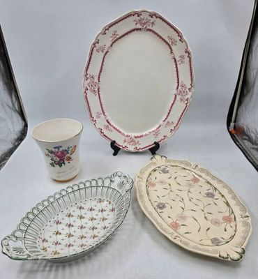 trois assiettes et une tasse posées sur une table blanche