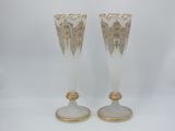 paire de vases en verre blanc et doré, avec des bordures dorées