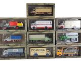 de nombreux types de camions jouets dans une vitrine