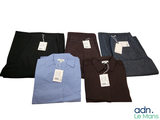 quatre chemises pour homme de différentes couleurs et tailles sur fond blanc