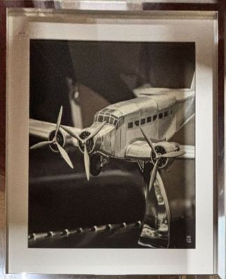 DAVID & DAVID STUDIO Photographie de maquette d'avion en noi…
