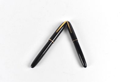 WATERMAN Parure composée de deux stylos à plume en bakélite.