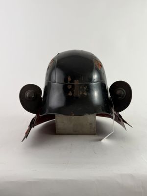 un casque posé sur une table