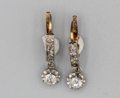 Paire de boucles d’oreilles dormeuses en or et platine serti…