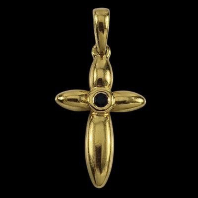 un pendentif en forme de croix en or, orné d'une pierre noire au centre