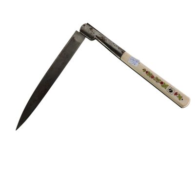 un couteau posé sur un porte-couteau