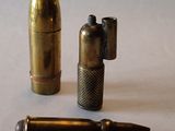 une balle et un briquet posés l'un à côté de l'autre sur une table