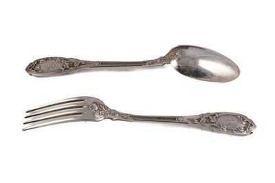 deux cuillères et une fourchette en argent sur une surface blanche