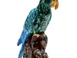 une figurine représentant un perroquet perché sur un crâne