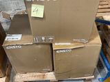 de nombreux cartons empilés sur une palette dans un entrepôt