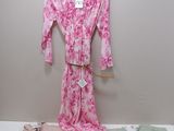 un peignoir rose et blanc et un t-shirt rose et vert